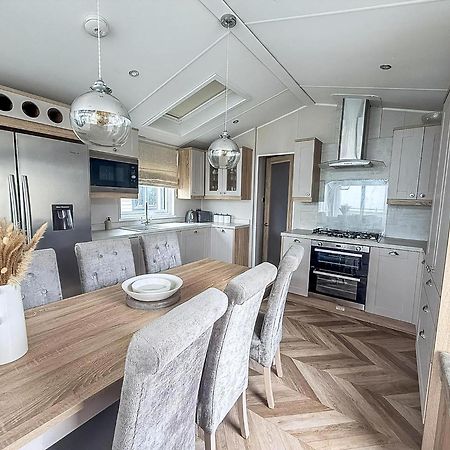 Beautiful Lodge With Full Sea Views At Broadland Sands In Suffolk Ref 20235Bs ホプトン・オン・シー エクステリア 写真