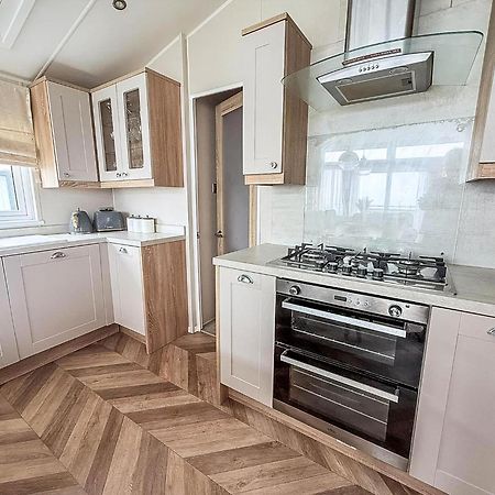 Beautiful Lodge With Full Sea Views At Broadland Sands In Suffolk Ref 20235Bs ホプトン・オン・シー エクステリア 写真