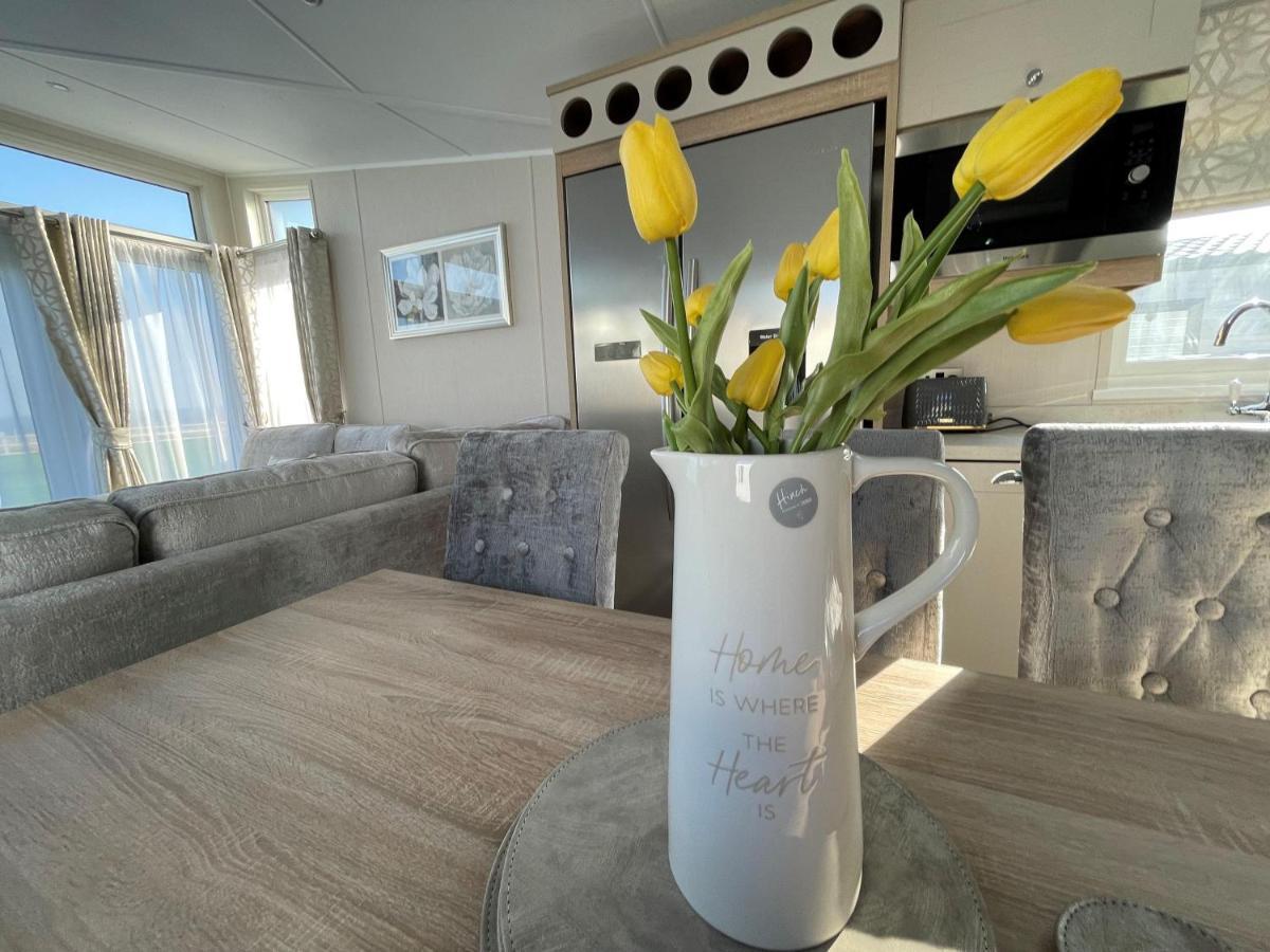 Beautiful Lodge With Full Sea Views At Broadland Sands In Suffolk Ref 20235Bs ホプトン・オン・シー エクステリア 写真