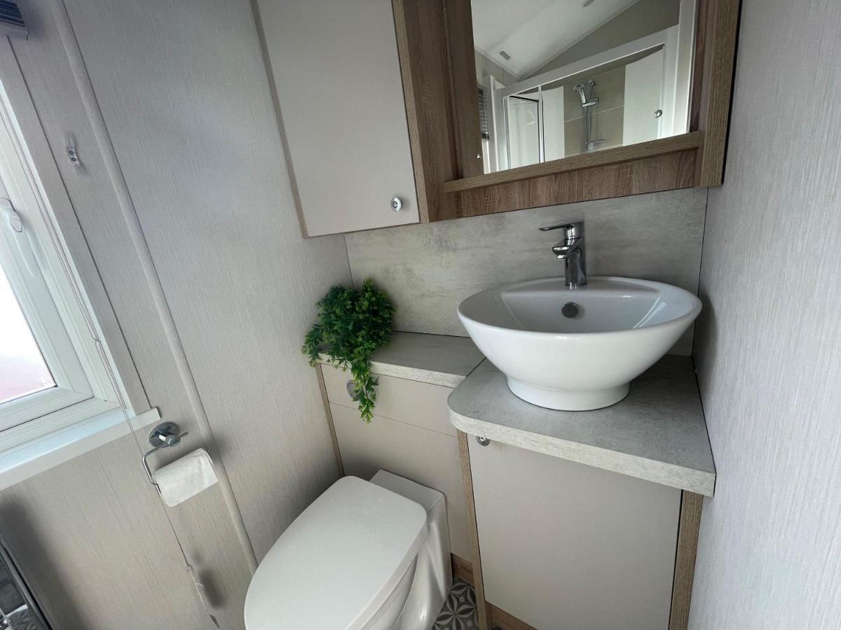 Beautiful Lodge With Full Sea Views At Broadland Sands In Suffolk Ref 20235Bs ホプトン・オン・シー エクステリア 写真