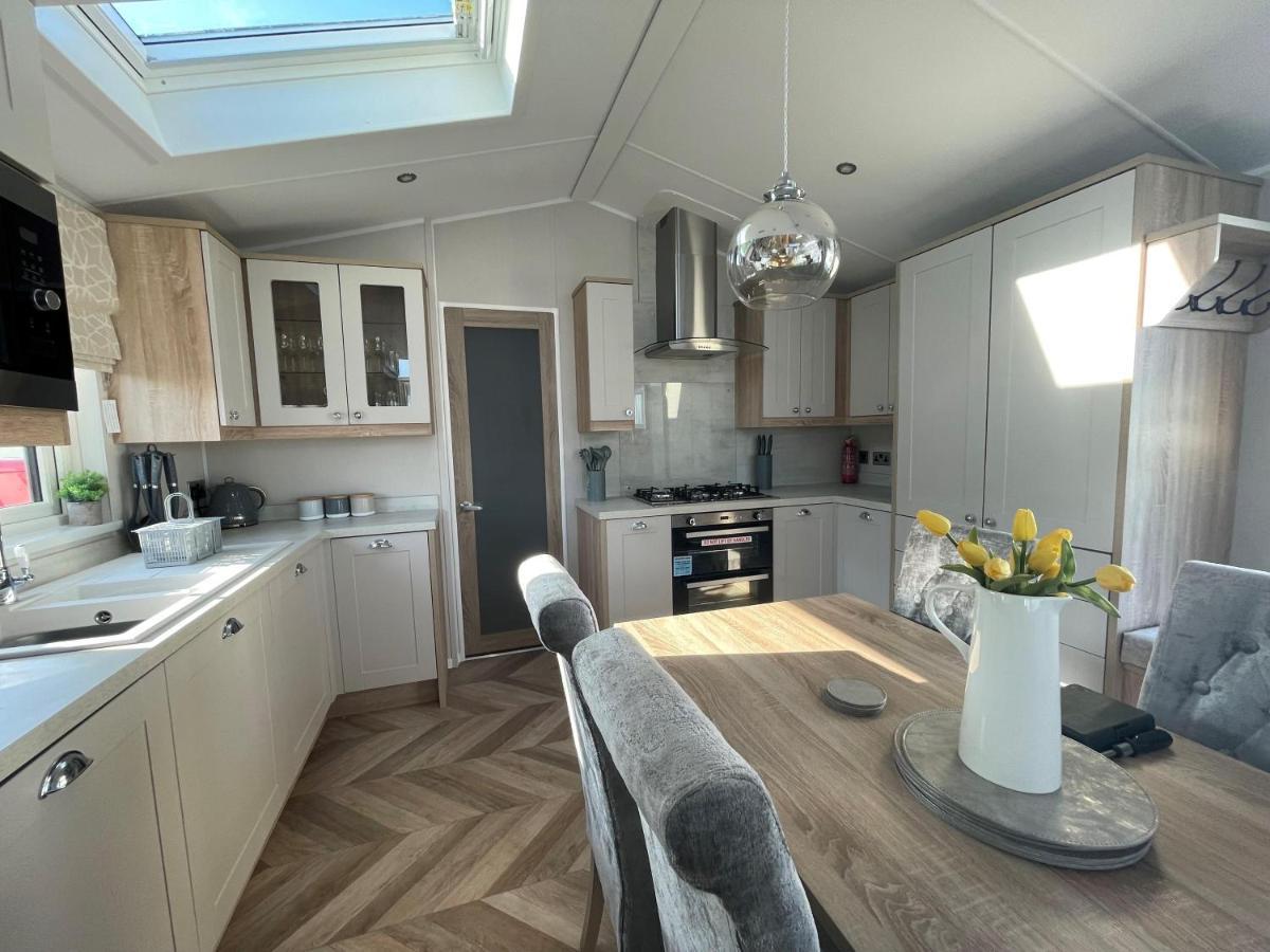 Beautiful Lodge With Full Sea Views At Broadland Sands In Suffolk Ref 20235Bs ホプトン・オン・シー エクステリア 写真