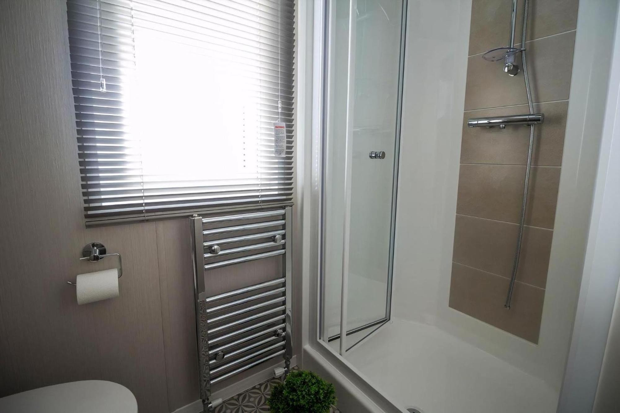 Beautiful Lodge With Full Sea Views At Broadland Sands In Suffolk Ref 20235Bs ホプトン・オン・シー エクステリア 写真