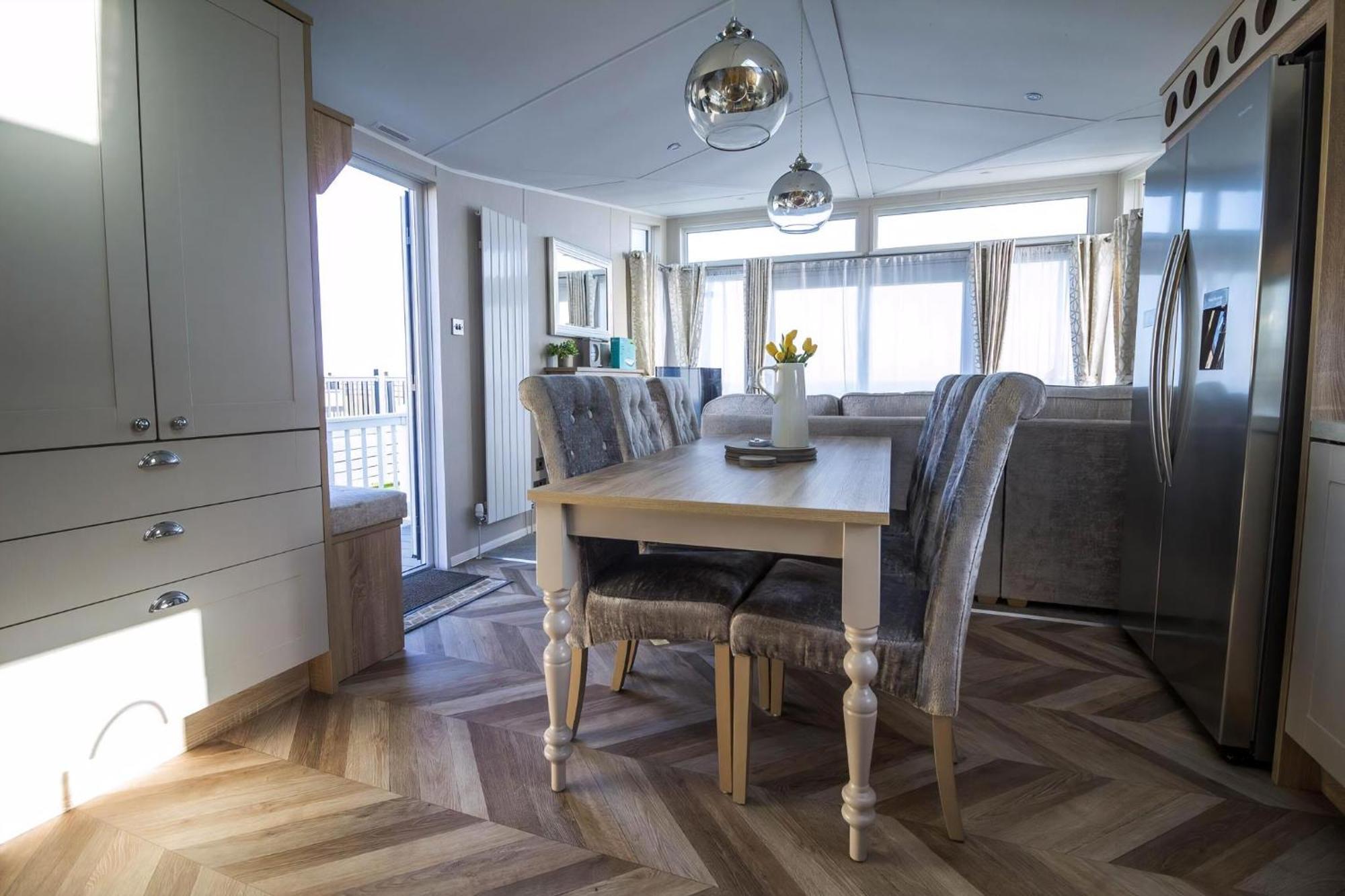 Beautiful Lodge With Full Sea Views At Broadland Sands In Suffolk Ref 20235Bs ホプトン・オン・シー エクステリア 写真