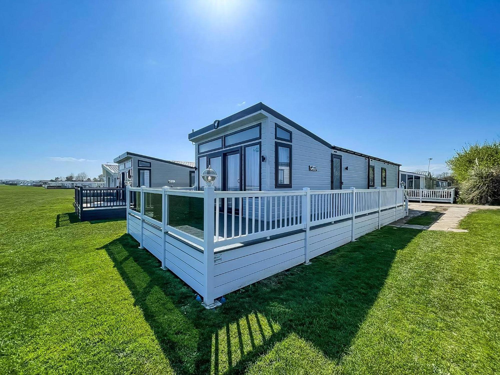Beautiful Lodge With Full Sea Views At Broadland Sands In Suffolk Ref 20235Bs ホプトン・オン・シー エクステリア 写真