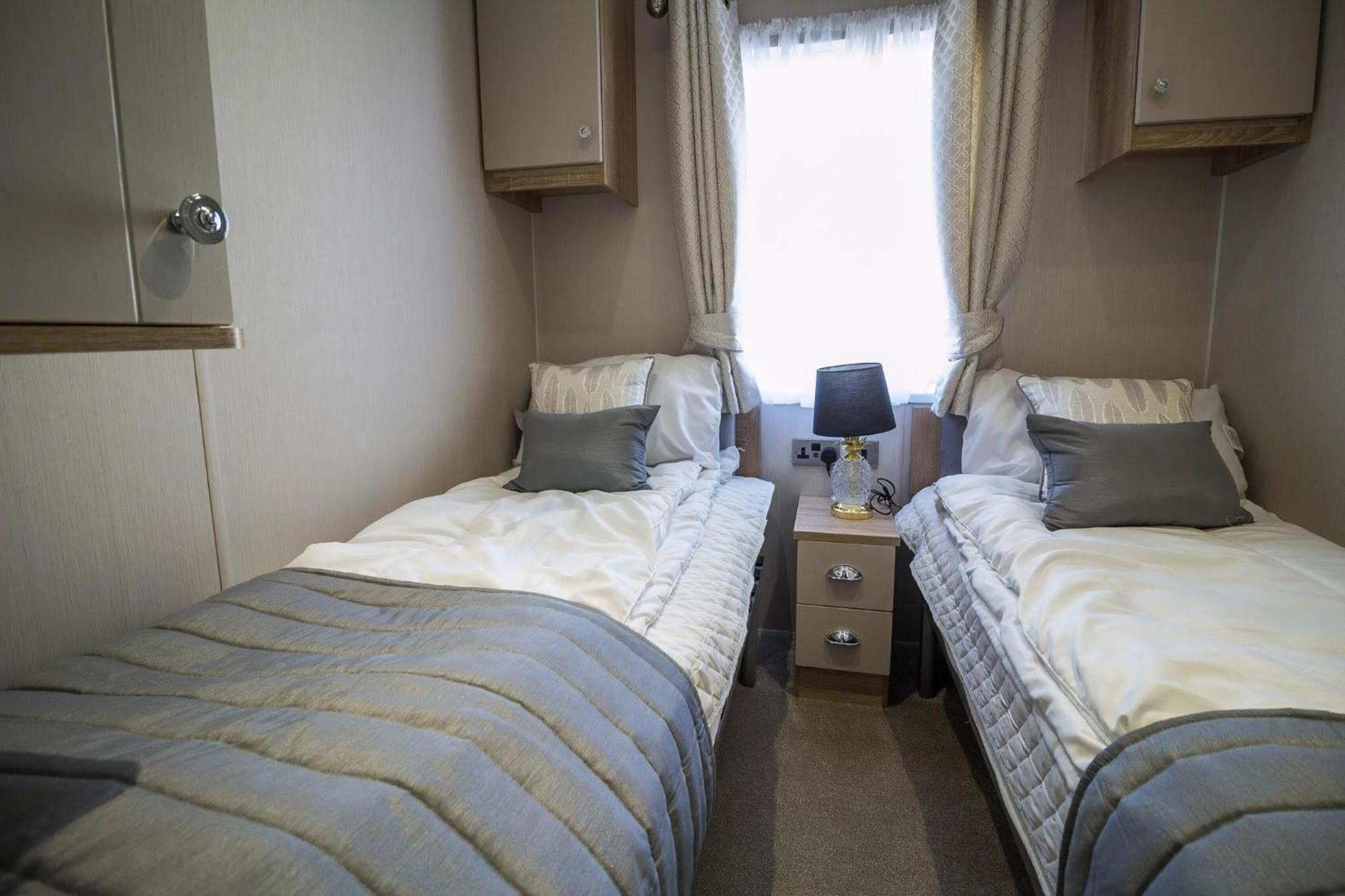 Beautiful Lodge With Full Sea Views At Broadland Sands In Suffolk Ref 20235Bs ホプトン・オン・シー エクステリア 写真