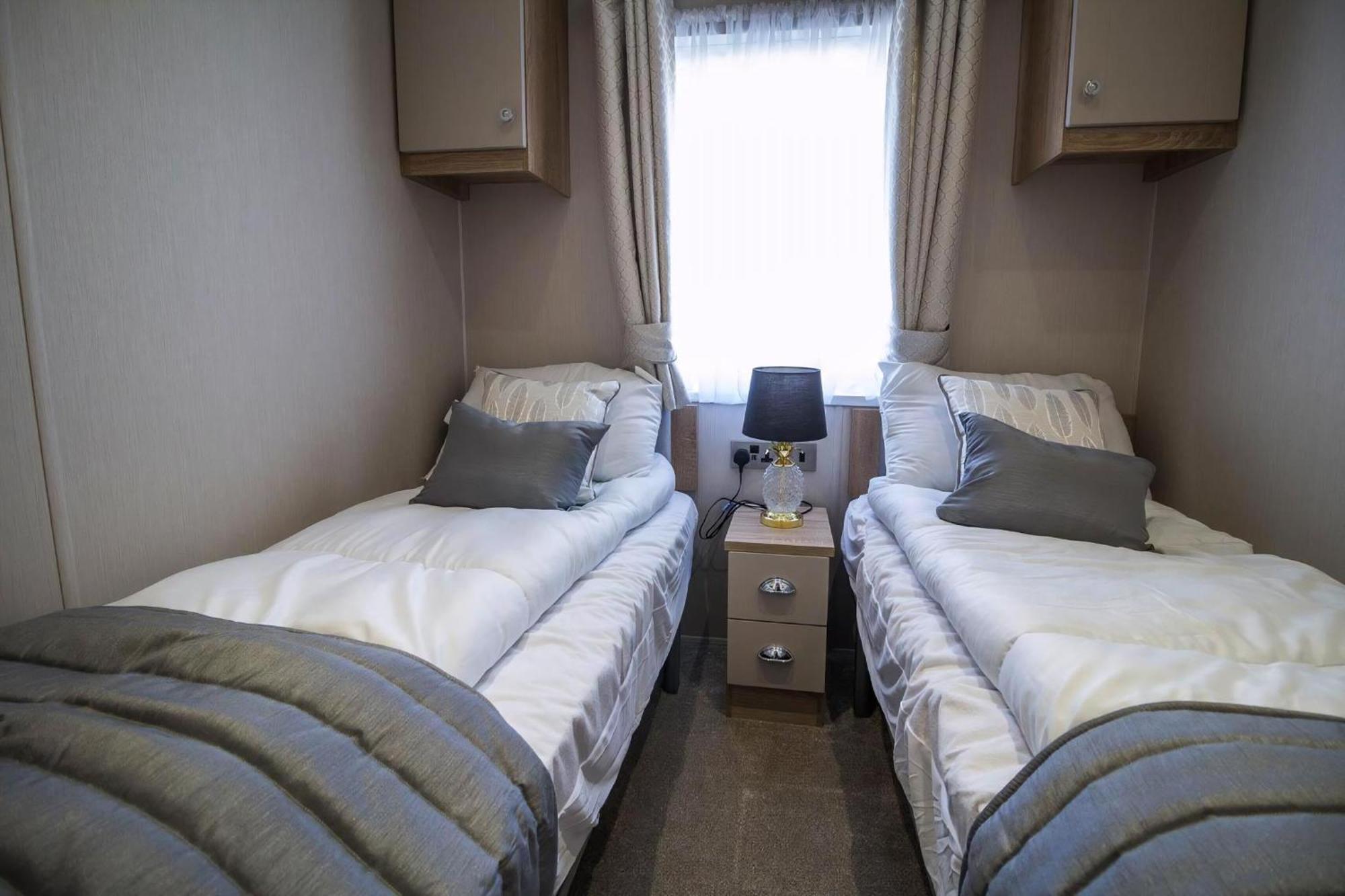 Beautiful Lodge With Full Sea Views At Broadland Sands In Suffolk Ref 20235Bs ホプトン・オン・シー エクステリア 写真